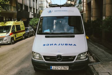 Atina, Yunanistan - Yunanistan 'ı vuran koronavirüs salgını sırasında Atina hastanesinin girişine park etmiş Yunan ambulansı