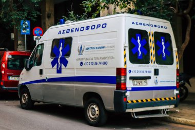 Atina, Yunanistan - Yunanistan 'ı vuran koronavirüs salgını sırasında Atina hastanesinin girişine park etmiş Yunan ambulansı