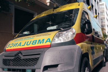 Atina, Yunanistan - Yunanistan 'ı vuran koronavirüs salgını sırasında Atina hastanesinin girişine park etmiş Yunan ambulansı