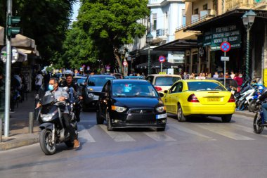 Atina, Yunanistan - Yunanistan 'ı vuran koronavirüs salgını sırasında Atina şehir merkezinde 08 Kasım 2021 trafik sıkışıklığı