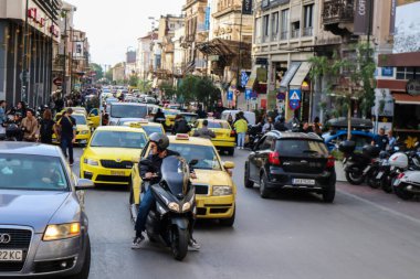 Atina, Yunanistan - Yunanistan 'ı vuran koronavirüs salgını sırasında Atina şehir merkezinde 08 Kasım 2021 trafik sıkışıklığı