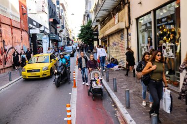 Atina, Yunanistan - Yunanistan 'ı vuran koronavirüs salgını sırasında Atina şehir merkezinde 08 Kasım 2021 trafik sıkışıklığı
