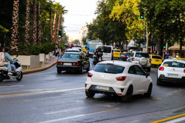 Atina, Yunanistan - Yunanistan 'ı vuran koronavirüs salgını sırasında Atina şehir merkezinde 08 Kasım 2021 trafik sıkışıklığı