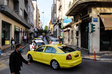 Atina, Yunanistan - Koronavirüs salgını sırasında Atina sokaklarında sürüş yapan 08 Kasım 2021 İnsanlar bu tür taşımacılığı tercih ediyor, böylece kirlenmemek için maske takmak zorunludur