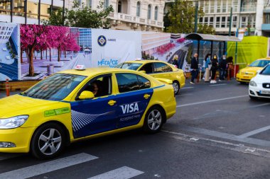 Atina, Yunanistan - Koronavirüs salgını sırasında Atina sokaklarında sürüş yapan 08 Kasım 2021 İnsanlar bu tür taşımacılığı tercih ediyor, böylece kirlenmemek için maske takmak zorunludur