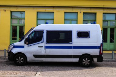 Atina, Yunanistan - Yunanistan 'ı vuran koronavirüs salgını sırasında Atina şehir merkezinde devriye gezen Yunan polisi