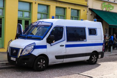 Atina, Yunanistan - Yunanistan 'ı vuran koronavirüs salgını sırasında Atina şehir merkezinde devriye gezen Yunan polisi