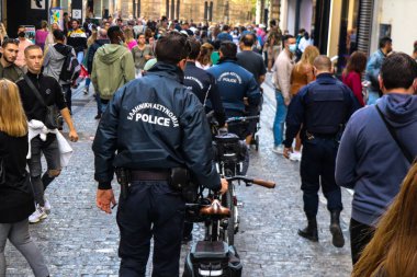 Atina, Yunanistan - Yunanistan 'ı vuran koronavirüs salgını sırasında Atina şehir merkezinde devriye gezen Yunan polisi