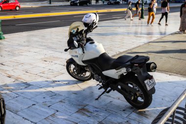 Atina, Yunanistan - Yunanistan 'ı vuran koronavirüs salgını sırasında Atina şehir merkezinde devriye gezen Yunan polisi