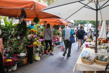 Atina, Yunanistan - 06 Kasım 2021 Exarchia bölgesindeki Kallidromiou caddesindeki Tipik Atina pazarı, canlı, koku ve yaşam dolu. Taze sebze, baharat, fındık, zeytin, balık pazarı.