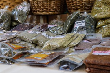 Atina, Yunanistan - 06 Kasım 2021 Exarchia bölgesindeki Kallidromiou caddesindeki Tipik Atina pazarı, canlı, koku ve yaşam dolu. Taze sebze, baharat, fındık, zeytin, balık pazarı.