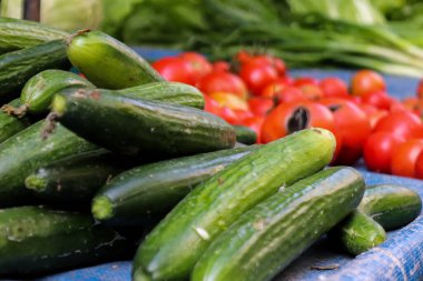 Atina, Yunanistan - 06 Kasım 2021 Exarchia bölgesindeki Kallidromiou caddesindeki Tipik Atina pazarı, canlı, koku ve yaşam dolu. Taze sebze, baharat, fındık, zeytin, balık pazarı.