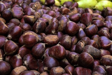 Atina, Yunanistan - 06 Kasım 2021 Exarchia bölgesindeki Kallidromiou caddesindeki Tipik Atina pazarı, canlı, koku ve yaşam dolu. Taze sebze, baharat, fındık, zeytin, balık pazarı.