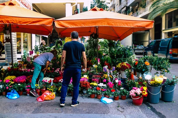 Atina, Yunanistan - 06 Kasım 2021 Exarchia bölgesindeki Kallidromiou caddesindeki Tipik Atina pazarı, canlı, koku ve yaşam dolu. Taze sebze, baharat, fındık, zeytin, balık pazarı.