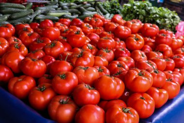 Atina, Yunanistan - 06 Kasım 2021 Exarchia bölgesindeki Kallidromiou caddesindeki Tipik Atina pazarı, canlı, koku ve yaşam dolu. Taze sebze, baharat, fındık, zeytin, balık pazarı.