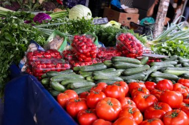 Atina, Yunanistan - 06 Kasım 2021 Exarchia bölgesindeki Kallidromiou caddesindeki Tipik Atina pazarı, canlı, koku ve yaşam dolu. Taze sebze, baharat, fındık, zeytin, balık pazarı.