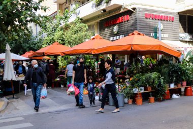 Atina, Yunanistan - 06 Kasım 2021 Exarchia bölgesindeki Kallidromiou caddesindeki Tipik Atina pazarı, canlı, koku ve yaşam dolu. Taze sebze, baharat, fındık, zeytin, balık pazarı.