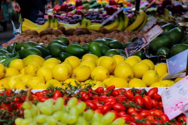 Atina, Yunanistan - 06 Kasım 2021 Exarchia bölgesindeki Kallidromiou caddesindeki Tipik Atina pazarı, canlı, koku ve yaşam dolu. Taze sebze, baharat, fındık, zeytin, balık pazarı.