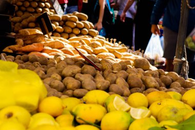 Atina, Yunanistan - 06 Kasım 2021 Exarchia bölgesindeki Kallidromiou caddesindeki Tipik Atina pazarı, canlı, koku ve yaşam dolu. Taze sebze, baharat, fındık, zeytin, balık pazarı.