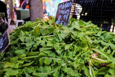 Atina, Yunanistan - 06 Kasım 2021 Exarchia bölgesindeki Kallidromiou caddesindeki Tipik Atina pazarı, canlı, koku ve yaşam dolu. Taze sebze, baharat, fındık, zeytin, balık pazarı.