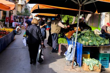 Atina, Yunanistan - 06 Kasım 2021 Exarchia bölgesindeki Kallidromiou caddesindeki Tipik Atina pazarı, canlı, koku ve yaşam dolu. Taze sebze, baharat, fındık, zeytin, balık pazarı.