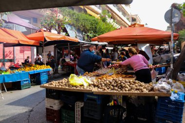 Atina, Yunanistan - 06 Kasım 2021 Exarchia bölgesindeki Kallidromiou caddesindeki Tipik Atina pazarı, canlı, koku ve yaşam dolu. Taze sebze, baharat, fındık, zeytin, balık pazarı.