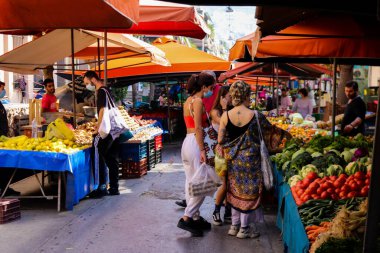 Atina, Yunanistan - 06 Kasım 2021 Exarchia bölgesindeki Kallidromiou caddesindeki Tipik Atina pazarı, canlı, koku ve yaşam dolu. Taze sebze, baharat, fındık, zeytin, balık pazarı.