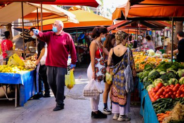 Atina, Yunanistan - 06 Kasım 2021 Exarchia bölgesindeki Kallidromiou caddesindeki Tipik Atina pazarı, canlı, koku ve yaşam dolu. Taze sebze, baharat, fındık, zeytin, balık pazarı.