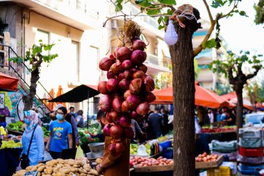 Atina, Yunanistan - 06 Kasım 2021 Exarchia bölgesindeki Kallidromiou caddesindeki Tipik Atina pazarı, canlı, koku ve yaşam dolu. Taze sebze, baharat, fındık, zeytin, balık pazarı.