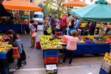Atina, Yunanistan - 06 Kasım 2021 Exarchia bölgesindeki Kallidromiou caddesindeki Tipik Atina pazarı, canlı, koku ve yaşam dolu. Taze sebze, baharat, fındık, zeytin, balık pazarı.