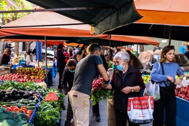 Atina, Yunanistan - 06 Kasım 2021 Exarchia bölgesindeki Kallidromiou caddesindeki Tipik Atina pazarı, canlı, koku ve yaşam dolu. Taze sebze, baharat, fındık, zeytin, balık pazarı.