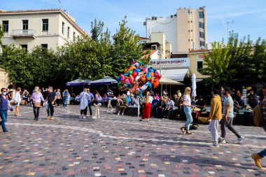 Atina, Yunanistan - 07 Kasım 2021 Coronavirus salgını sırasında Monastiraki Meydanı 'ndaki kalabalık, maskeyi sokakta takmak zorunda değil, ama bir çok insan takıyor.