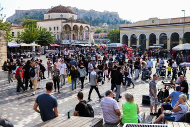 Atina, Yunanistan - 07 Kasım 2021 Coronavirus salgını sırasında Monastiraki Meydanı 'ndaki kalabalık, maskeyi sokakta takmak zorunda değil, ama bir çok insan takıyor.