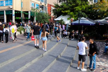Atina, Yunanistan - 07 Kasım 2021 Coronavirus salgını sırasında Monastiraki Meydanı 'ndaki kalabalık, maskeyi sokakta takmak zorunda değil, ama bir çok insan takıyor.