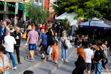 Atina, Yunanistan - 07 Kasım 2021 Coronavirus salgını sırasında Monastiraki Meydanı 'ndaki kalabalık, maskeyi sokakta takmak zorunda değil, ama bir çok insan takıyor.