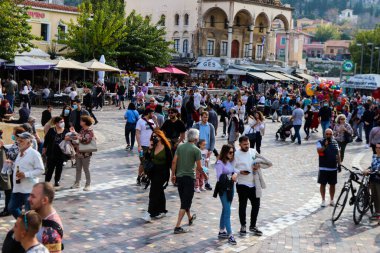 Atina, Yunanistan - 07 Kasım 2021 Coronavirus salgını sırasında Monastiraki Meydanı 'ndaki kalabalık, maskeyi sokakta takmak zorunda değil, ama bir çok insan takıyor.