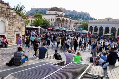 Atina, Yunanistan - 07 Kasım 2021 Coronavirus salgını sırasında Monastiraki Meydanı 'ndaki kalabalık, maskeyi sokakta takmak zorunda değil, ama bir çok insan takıyor.