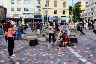 Atina, Yunanistan - 07 Kasım 2021 Coronavirus salgını sırasında Monastiraki Meydanı 'ndaki kalabalık, maskeyi sokakta takmak zorunda değil, ama bir çok insan takıyor.