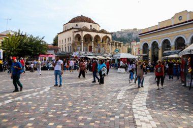Atina, Yunanistan - 07 Kasım 2021 Coronavirus salgını sırasında Monastiraki Meydanı 'ndaki kalabalık, maskeyi sokakta takmak zorunda değil, ama bir çok insan takıyor.