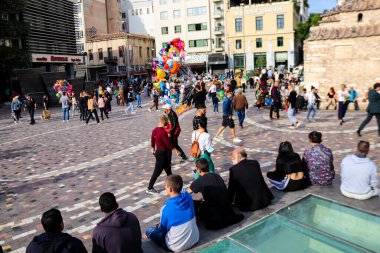 Atina, Yunanistan - 07 Kasım 2021 Coronavirus salgını sırasında Monastiraki Meydanı 'ndaki kalabalık, maskeyi sokakta takmak zorunda değil, ama bir çok insan takıyor.