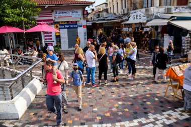 Atina, Yunanistan - 07 Kasım 2021 Coronavirus salgını sırasında Monastiraki Meydanı 'ndaki kalabalık, maskeyi sokakta takmak zorunda değil, ama bir çok insan takıyor.
