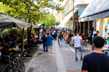 Atina, Yunanistan - 07 Kasım 2021 Coronavirus salgını sırasında Monastiraki Meydanı 'ndaki kalabalık, maskeyi sokakta takmak zorunda değil, ama bir çok insan takıyor.