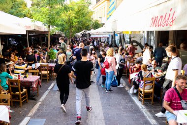 Atina, Yunanistan - 07 Kasım 2021 Coronavirus salgını sırasında Monastiraki Meydanı 'ndaki kalabalık, maskeyi sokakta takmak zorunda değil, ama bir çok insan takıyor.