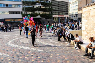 Atina, Yunanistan - 07 Kasım 2021 Coronavirus salgını sırasında Monastiraki Meydanı 'ndaki kalabalık, maskeyi sokakta takmak zorunda değil, ama bir çok insan takıyor.