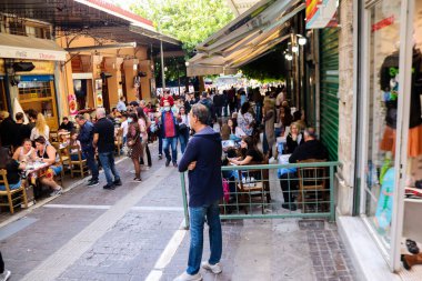 Atina, Yunanistan - 07 Kasım 2021 Coronavirus salgını sırasında Monastiraki Meydanı 'ndaki kalabalık, maskeyi sokakta takmak zorunda değil, ama bir çok insan takıyor.