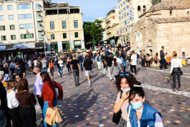 Atina, Yunanistan - 07 Kasım 2021 Coronavirus salgını sırasında Monastiraki Meydanı 'ndaki kalabalık, maskeyi sokakta takmak zorunda değil, ama bir çok insan takıyor.