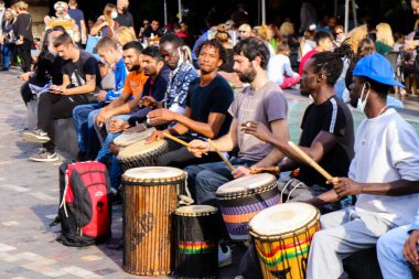 Atina, Yunanistan - 07 Kasım 2021 Coronavirus salgını sırasında Monastiraki Meydanı 'ndaki kalabalık, maskeyi sokakta takmak zorunda değil, ama bir çok insan takıyor.