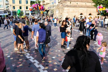 Atina, Yunanistan - 07 Kasım 2021 Coronavirus salgını sırasında Monastiraki Meydanı 'ndaki kalabalık, maskeyi sokakta takmak zorunda değil, ama bir çok insan takıyor.