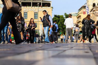 Atina, Yunanistan - 07 Kasım 2021 Coronavirus salgını sırasında Monastiraki Meydanı 'ndaki kalabalık, maskeyi sokakta takmak zorunda değil, ama bir çok insan takıyor.