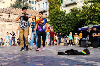 Atina, Yunanistan - 07 Kasım 2021 Coronavirus salgını sırasında Monastiraki Meydanı 'ndaki kalabalık, maskeyi sokakta takmak zorunda değil, ama bir çok insan takıyor.